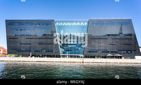 Die Königliche Bibliothek oder Black Diamond ikonischen Gebäude direkt am Wasser und in Kopenhagen, Dänemark, am 18. Juli 2019 Stockfoto