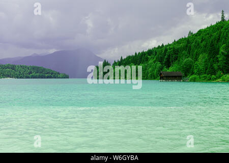 Türkisfarbenen See in den Alpen in Oberbayern (Walchensee) Stockfoto