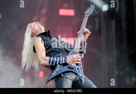 Wacken, Deutschland. 01 Aug, 2019. Oscar Dronjak, Gitarrist der schwedischen Band Hammerfall, ist auf der Bühne des WOA-Wacken Open. Die WOA wird als der größte Heavy Metal Festival der Welt angesehen. Quelle: Axel Heimken/dpa/Alamy leben Nachrichten Stockfoto