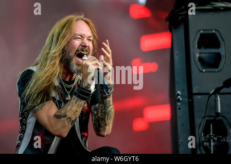 Wacken, Deutschland. 01 Aug, 2019. Joacim Cans, Sänger der schwedischen Band Hammerfall, ist auf der Bühne des WOA-Wacken Open. Die WOA wird als der größte Heavy Metal Festival der Welt angesehen. Quelle: Axel Heimken/dpa/Alamy leben Nachrichten Stockfoto