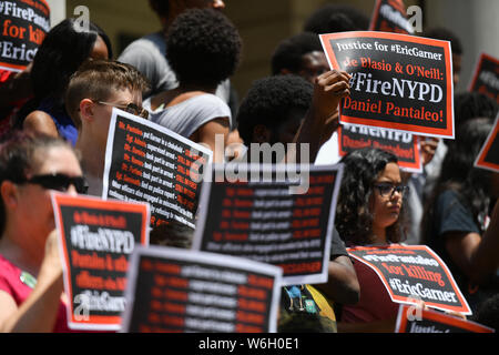 Die Demonstranten auf einer Pressekonferenz nach der Justiz abgelehnt Bund gegen ein New York City Polizeioffizier zu verfolgen. Stockfoto