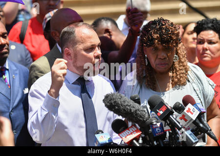 NYC Rat Sprecher Corey Johnson und Gwen Carr, Eric Garner's Mutter, sprechen, während einer Pressekonferenz am 16. Juli 2019 in New York. Stockfoto