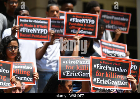 Die Demonstranten auf einer Pressekonferenz nach der Justiz abgelehnt Bund gegen ein New York City Polizeioffizier zu verfolgen. Stockfoto