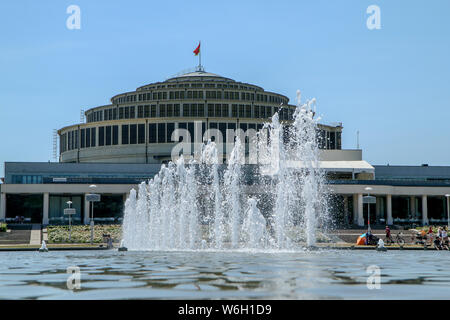 Die Discovery Center oder Jahrhunderthalle in Breslau in Polen mit seinem Brunnen Stockfoto