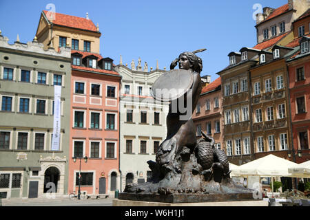 Die Statue auf dem Hauptplatz von Warschau in Polen. Das Wahrzeichen der Stadt, die Meerjungfrau von Warschau (Warszawska Syrenka) Stockfoto