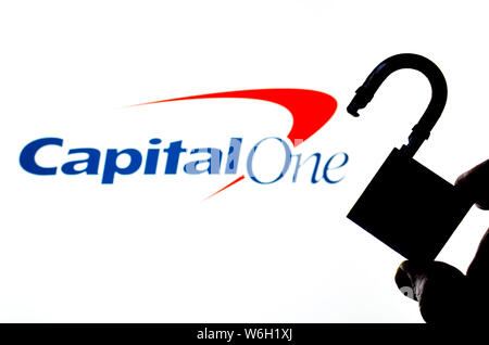 Capital One Bank Logo auf den Hintergrund und die Silhouette des geöffneten Schloss vor. Konzeptionelle Foto für Nachrichten über die Verletzung der Datensicherheit. Stockfoto