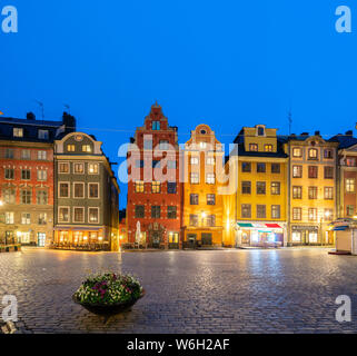 Beleuchtete historische Gebäude in der Dämmerung, Platz Stortorget, Gamla Stan, Stockholm, Schweden Stockfoto