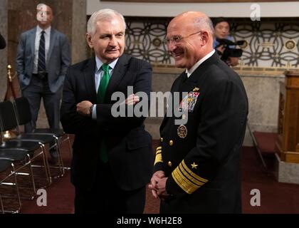 U.S. Navy Vice Adm. Michael M. Gilday, Direktor des Joint Staff, rechts, steht mit Senator Jack Reed vor Beginn seiner Bestätigungsanhörung für die Position des Chief Naval Operations, an den Senat Armed Services Committee im Senat Dirksen Gebäude Juli 31, 2019 in Washington, D.C. Stockfoto