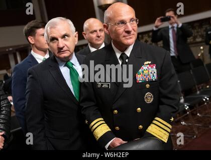 U.S. Navy Vice Adm. Michael M. Gilday, Direktor des Joint Staff, rechts, steht mit Senator Jack Reed vor Beginn seiner Bestätigungsanhörung für die Position des Chief Naval Operations, an den Senat Armed Services Committee im Senat Dirksen Gebäude Juli 31, 2019 in Washington, D.C. Stockfoto