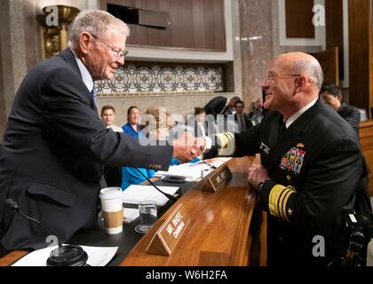 U.S. Navy Vice Adm. Michael M. Gilday, Direktor des Joint Staff, rechts, grüßt Senator James Inhofe vor Beginn seiner Bestätigungsanhörung für die Position des Chief Naval Operations, an den Senat Armed Services Committee im Senat Dirksen Gebäude Juli 31, 2019 in Washington, D.C. Stockfoto