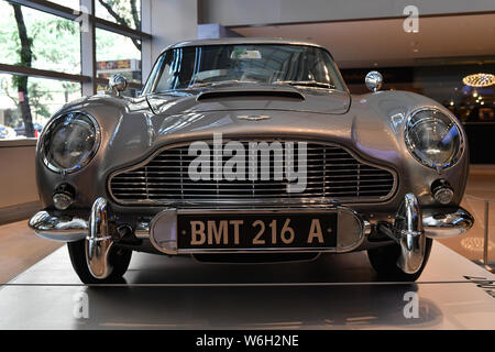 James Bond 1965 Aston Martin DB 5 bei der Förderung der James Bond Film "Thunderball" bei Sotheby's in New York vorgestellt wurde. Stockfoto