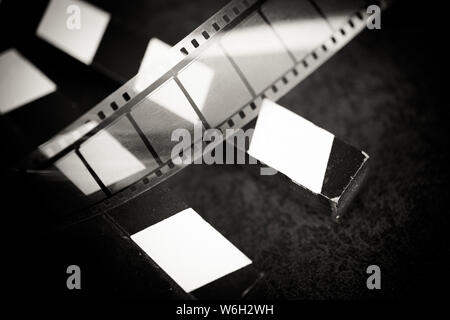 Extreme Nahaufnahme der Filmstreifen auf Film Schiefer selektiven Fokus auf den Vordergrund schwarz und weiß Vintage altmodisch Stockfoto