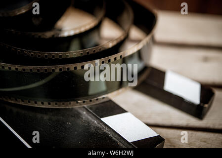 Extreme Nahaufnahme der Filmstreifen auf Film Schiefer selektiven Fokus auf den Vordergrund retro Farben vintage altmodisch Stockfoto