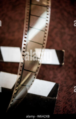 Extreme Nahaufnahme der Filmstreifen auf Film Schiefer selektiven Fokus auf den Vordergrund retro Farben vintage altmodisch Stockfoto