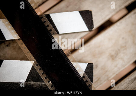 Extreme Nahaufnahme der Filmstreifen auf Film Schiefer selektiven Fokus auf den Vordergrund retro Farben vintage altmodisch Stockfoto