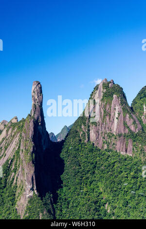 Schöne Landschaft der Berge mit dem Finger Gottes hervorgehoben Stockfoto