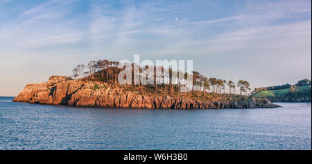 Mundaka, Baskenland, Spanien: 24. November 2012: Sonnenuntergang auf einem bewaldeten Insel in der Bucht an der Nordküste von Spanien Stockfoto