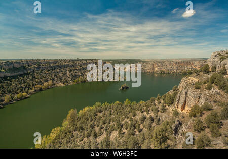 Parque Natural Hoces Duraton, Segovia, Spanien - 13. April 2014: Panoramablick auf den Canyon, den Naturpark Kreuze mit ein paar Geier fl Stockfoto