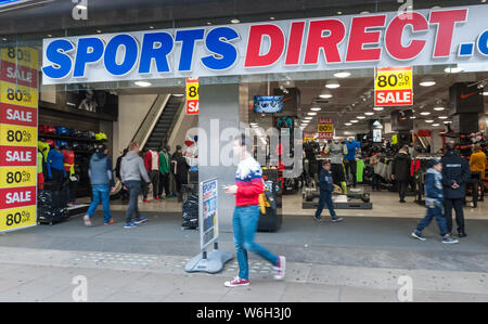 Die Oxford Street, London, UK. 19. Dezember, 2015. Verkäufen kommen früh für die Oxford Street in London, als Einzelhändler Ermäßigungen, die vor Weihnachten bieten Stockfoto