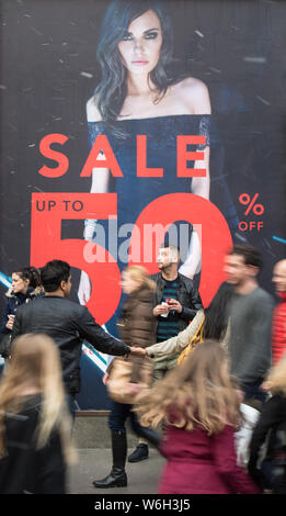 Die Oxford Street, London, UK. 19. Dezember, 2015. Verkäufen kommen früh für die Oxford Street in London, als Einzelhändler Ermäßigungen, die vor Weihnachten bieten Stockfoto