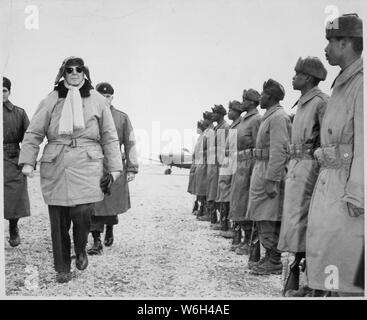 General der Armee Douglas MacArthur wird angezeigt, Prüfung von Truppen des 24 Infanterie bei seiner Ankunft in Kimpo Airfield für eine Tour des battlefront. Internationale Nachrichten Fotos.; Allgemeine Hinweise: Verwenden Sie Krieg und Konflikt Nummer 1375 bei der Bestellung eine Reproduktion oder Anforderung von Informationen zu diesem Bild. Stockfoto