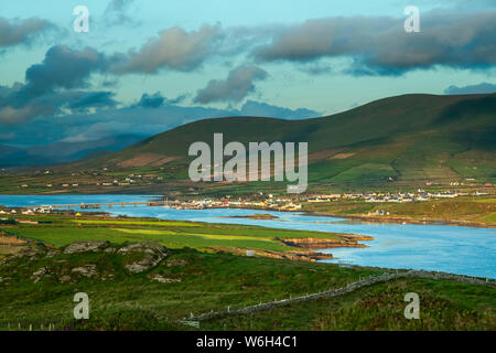 Blick auf die Küste von Valentia Island auf den wilden Atlantik Art und Weise mit der Maurice O'Neill Memorial Bridge von Portmagee über Überfahrt auf die Insel Stockfoto