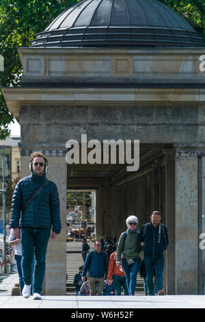 BERLIN, DEUTSCHLAND - 26. SEPTEMBER 2018: Fußgänger gehen um die Museumsinsel, einem Komplex von international bedeutenden Museen, neben dem entfernt Stockfoto
