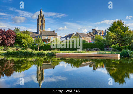 Bild von Cannes, Frankreich aus dem Kanal mit der Reflexion der Eglise Saint-Pierre d'Montauroux und verschiedene andere Gebäude im Wasser widerspiegelt. Stockfoto