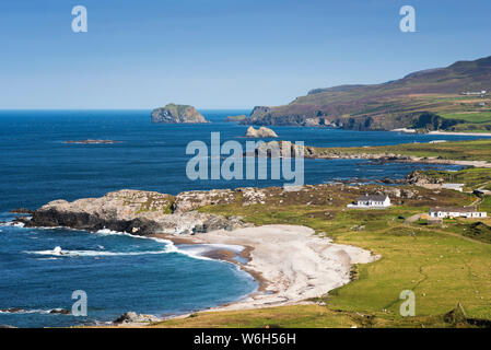 Strand und Klippen entlang der Küste von Irland; Irland Stockfoto