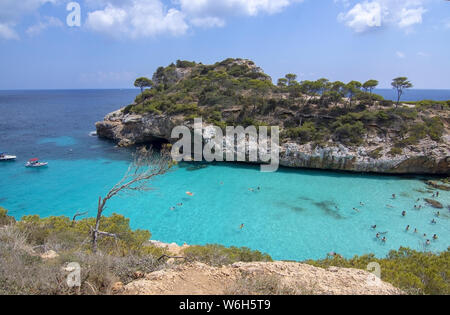 CALO DES MORO, MALLORCA, SPANIEN - 27. JULI 2019: Kleine extrem Turquoise Bay und steilen Klippen an einem sonnigen Tag am 27. Juli 2019 in Calo des Moro, Mallo Stockfoto