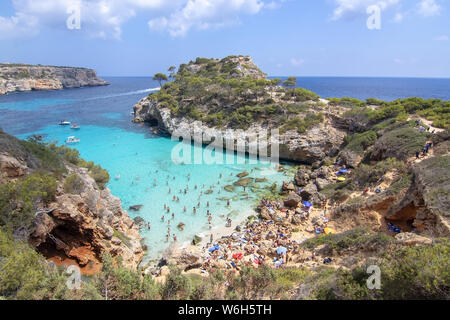 CALO DES MORO, MALLORCA, SPANIEN - 27. JULI 2019: Kleine extrem Turquoise Bay und steilen Klippen an einem sonnigen Tag am 27. Juli 2019 in Calo des Moro, Mallo Stockfoto