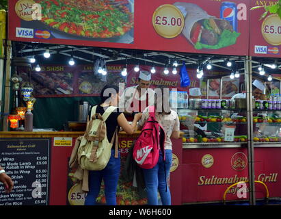 Eine Straße stall verkauft Türkisches Essen in Piccadilly, Manchester, UK Stockfoto