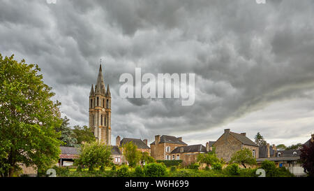 Bild von Quiberon, Bretagne, Frankreich aus dem Kanal mit thundary cloyds. Stockfoto