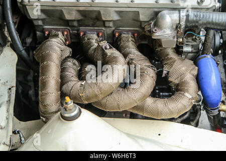 Ein Detail des Sport Auto Motor. Es ist eine historische Rallye Auto aus der Vergangenheit. Stockfoto