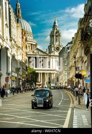 Eines der Wahrzeichen von London Transport, schwarzen Taxi kostet in der Nähe der St. Paul Kathedrale am Abend Stockfoto