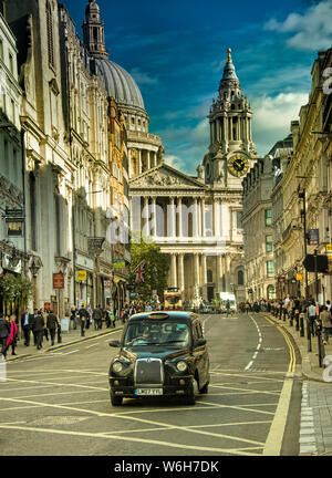 Eines der Wahrzeichen von London Transport, schwarzen Taxi kostet in der Nähe der St. Paul Kathedrale am Abend Stockfoto