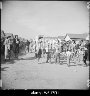 Gila River Relocation Center, Flüsse, Arizona. Umsiedler Teilnehmer, die in der Ernte Fest marschierten. . .; Umfang und Inhalt: Der vollständige Titel für dieses Foto lautet: Gila River Relocation Center, Flüsse, Arizona. Umsiedler, die in das Erntedankfest Parade marschiert gehalten in diesem Zentrum am Thanksgiving Tag. Stockfoto