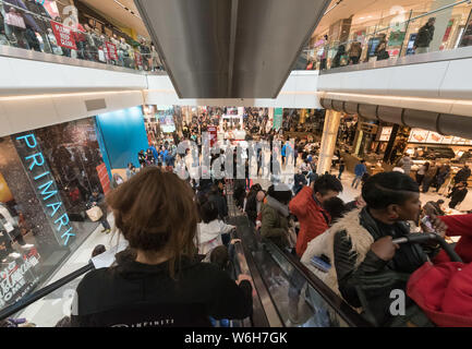 Westfield Shopping Centre, London, UK. 24. Dezember 2015. Tausende von last minute Shopper Flock von Westfield Shopping Center im Osten Lo Stockfoto