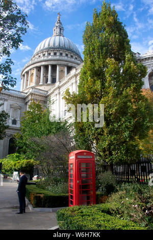 St Paul's Kathedrale in London am Nachmittag mit schönen blauen Himmel und Cloud Stockfoto