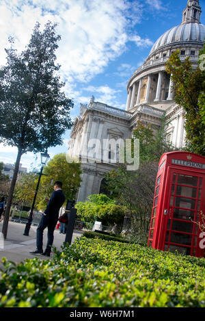 St Paul's Kathedrale in London am Nachmittag mit schönen blauen Himmel und Cloud Stockfoto