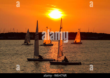 Southport, Merseyside, 1. August 2019. Nach einem heißen sonnigen Tag über den Nordwesten von England, der jährliche D Serie Yacht Race erfolgt gegen einen Sonnenuntergang unter der Führung des West Lancashire Yacht Club auf die Marine Lake in Southport, Merseyside. Credit: cernan Elias/Alamy leben Nachrichten Stockfoto