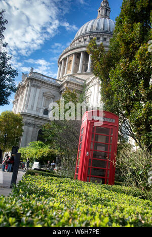 St Paul's Kathedrale in London am Nachmittag mit schönen blauen Himmel und Cloud Stockfoto