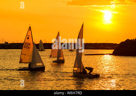 Southport, Merseyside, 1. August 2019. Nach einem heißen sonnigen Tag über den Nordwesten von England, der jährliche D Serie Yacht Race erfolgt gegen einen Sonnenuntergang unter der Führung des West Lancashire Yacht Club auf die Marine Lake in Southport, Merseyside. Credit: cernan Elias/Alamy leben Nachrichten Stockfoto