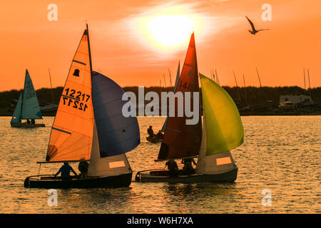 Southport, Merseyside, 1. August 2019. Nach einem heißen sonnigen Tag über den Nordwesten von England, der jährliche D Serie Yacht Race erfolgt gegen einen Sonnenuntergang unter der Führung des West Lancashire Yacht Club auf die Marine Lake in Southport, Merseyside. Credit: cernan Elias/Alamy leben Nachrichten Stockfoto