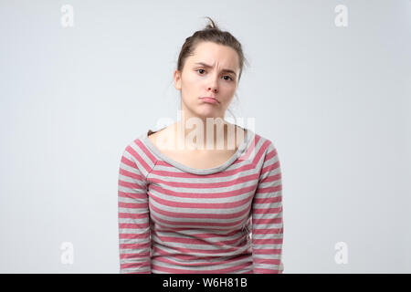 Unglücklich müde junge Frau mit Schmollmund Lippen Gefühl umgekippt Stockfoto