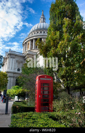 St Paul's Kathedrale in London am Nachmittag mit schönen blauen Himmel und Cloud Stockfoto