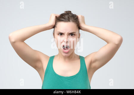 Wütende wütende Frau schreien vor Wut und frustration Stockfoto
