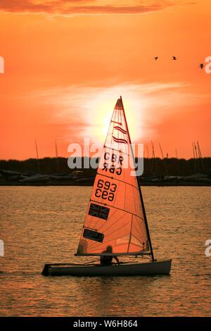 Southport, Merseyside, 1. August 2019. Nach einem heißen sonnigen Tag über den Nordwesten von England, der jährliche D Serie Yacht Race erfolgt gegen einen Sonnenuntergang unter der Führung des West Lancashire Yacht Club auf die Marine Lake in Southport, Merseyside. Credit: cernan Elias/Alamy leben Nachrichten Stockfoto