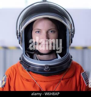 NASA-Astronaut Kandidat Kayla Barron Posen für ein Portrait, das Tragen eines Eintrag Raumanzug am Johnson Space Center Juli 12, 2019 in Houston, Texas. Stockfoto