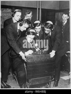 Regierung bereitet Männer für Radio arbeiten unter der Leitung von Bundesamt für Berufsbildung. Schüler sendet eine Nachricht an vier seiner Mitschüler in der Klasse Zimmer an der Stuyvesant Abend High School, New York. Western Zeitung Union.; Allgemeine Hinweise: Verwenden Sie Krieg und Konflikt Nummer 445 bei der Bestellung eine Reproduktion oder Anforderung von Informationen zu diesem Bild. Stockfoto